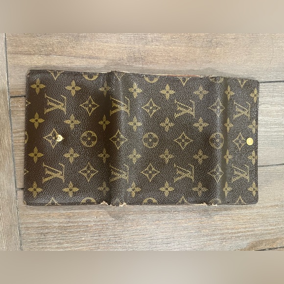Louis Vuitton Trifold Wallet - Picture 4 of 17